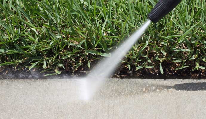 cleaning sidewalk concrete floor using pressure washing